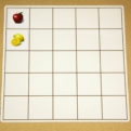Orientácia v priestore – Kroková hra | Manipulačné karty | 2 hracie plány a 97 kariet | Úlohou detí bude ukladať obrázky na herný plán podľa zadania. Napr.: 1. Ulož jablko do ľavého horného rohu; 2. Ulož citrón hneď pod jablko; 3. Ulož mrkvu vpravo vedľa citróna.